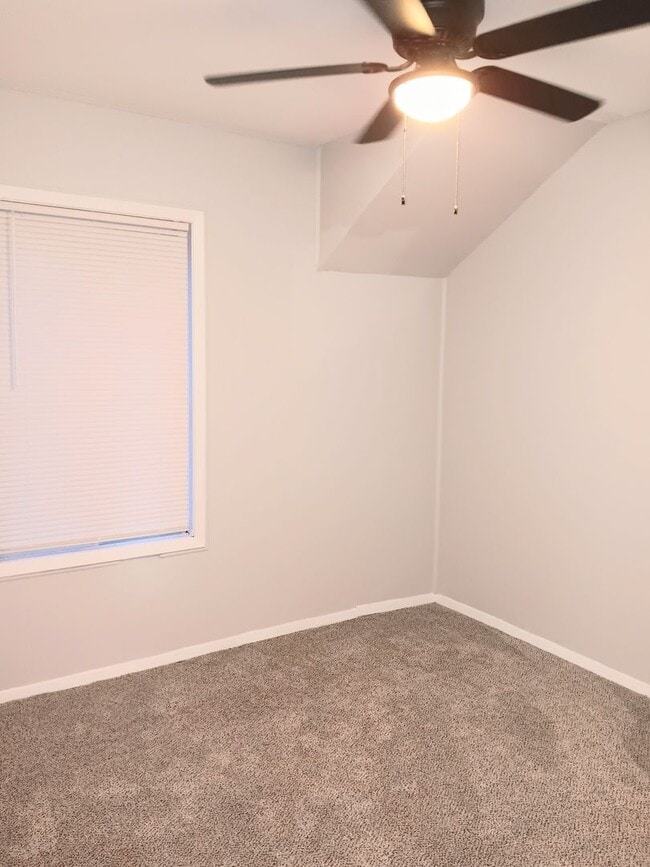 Building Photo - 3 Bedroom Sunnyside Beauty