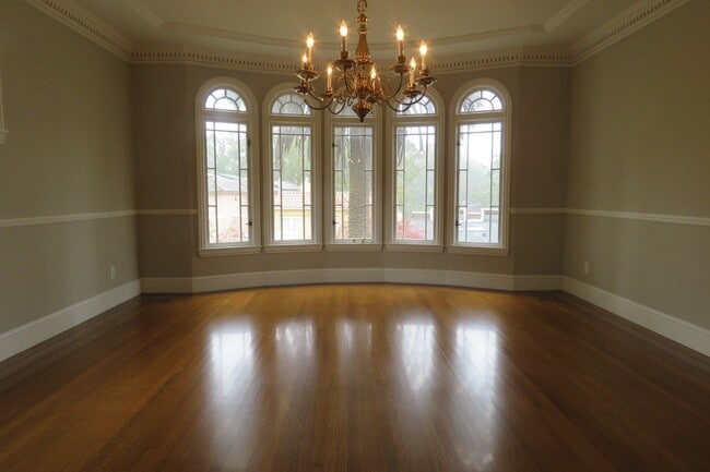 Building Photo - Elegant 4 bedroom House  with bonuses