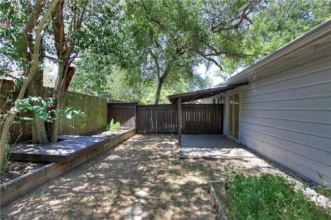 Building Photo - 2313 La Casa Dr