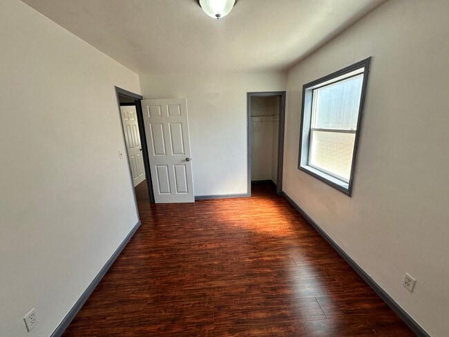 Building Photo - 3 Bedrooms 1  Bathroom  House In a Quiet A...