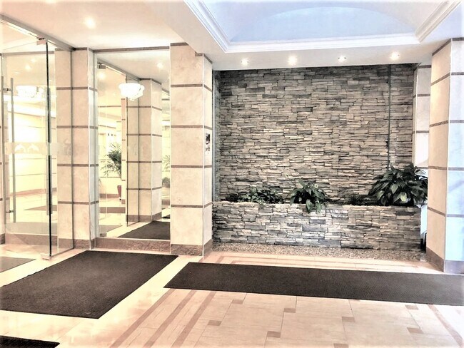 Building Photo - 135 Oceana Dr E