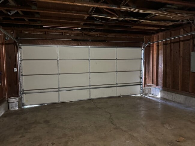 Building Photo - 3 bedroom 2 bath house in a great neighborhood!