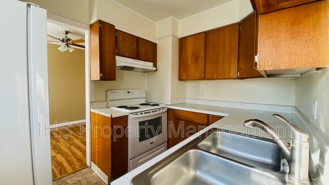 Building Photo - 504 Delafield Ave