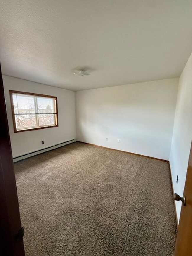 Building Photo - 2 Bedrooms 1 Bathroom - 4 Plex - Belgrade