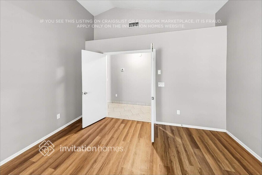 Building Photo - 7546 W Jenan Dr