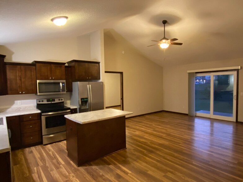 Building Photo - 1906 6th Ln SE