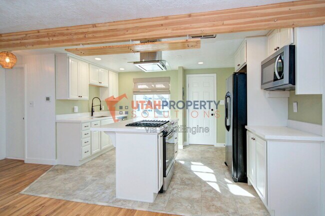 Building Photo - 860 Vics Rd