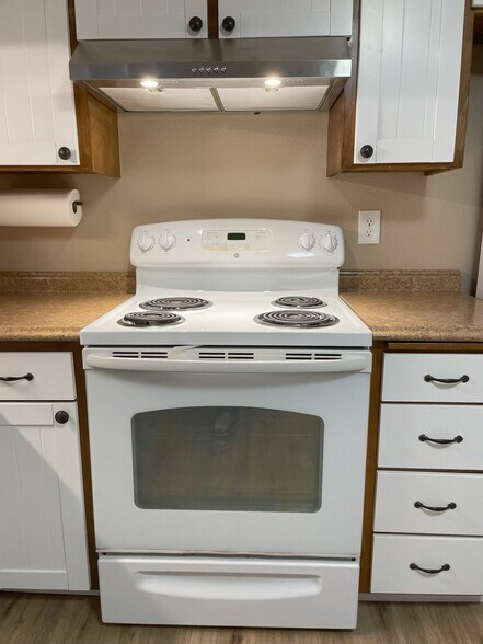 Range - 3324 NE Lancaster St