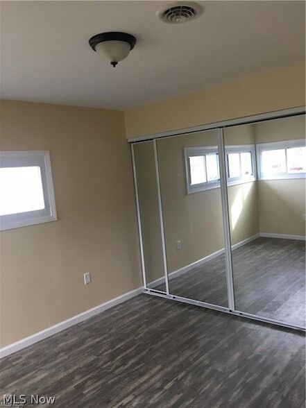Building Photo - 2443 Amberly Dr