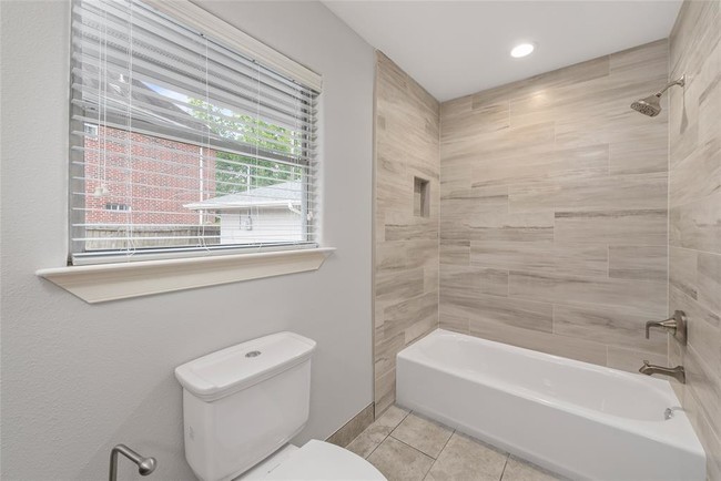 Building Photo - 3827 Linkview Dr
