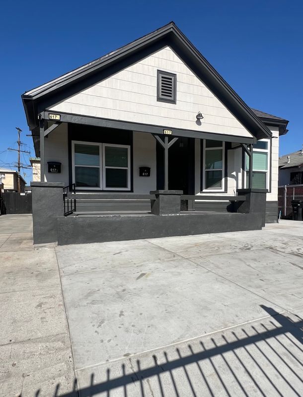 Building Photo - 617 W 76th St