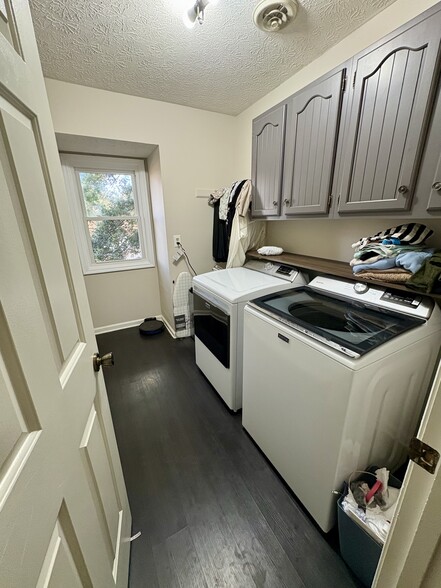 Building Photo - 8909 Ormand Ln