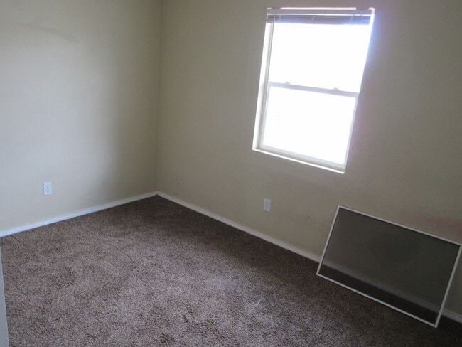 Building Photo - 4 bedroom 3 bathroom w/basement