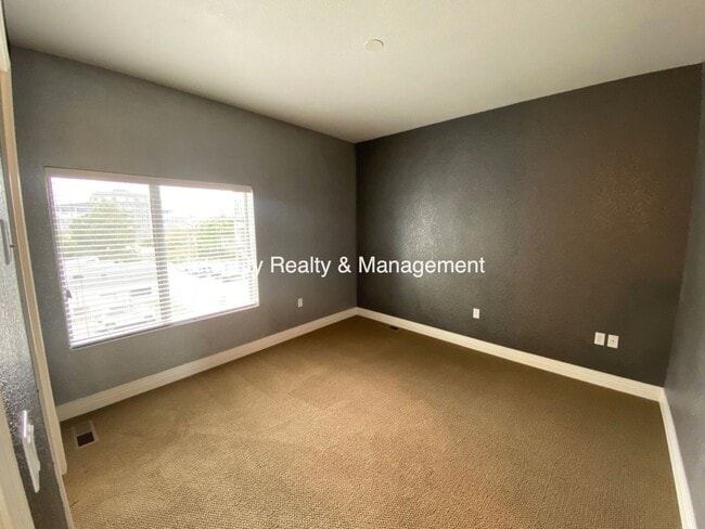 Building Photo - 2620 W Front View Cres Dr