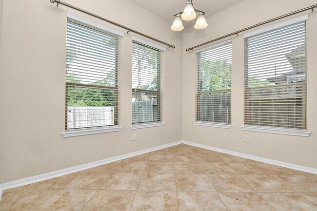 Building Photo - 1122 Boxwood Dr