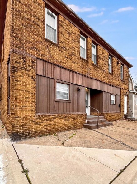 Primary Photo - 116 E Great Lakes St