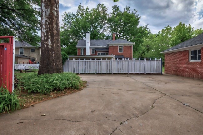 Building Photo - Move In Ready! 5 bedroom 3.5 bath near Was...