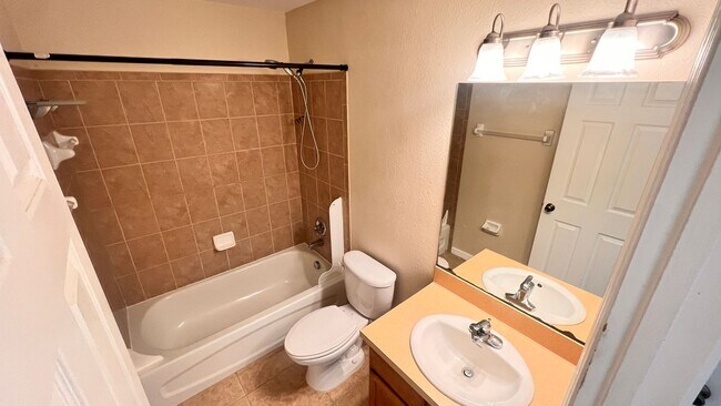 Building Photo - Lovely, Spacious 2 Bedroom, 2 Bathroom Home in Sebring!!