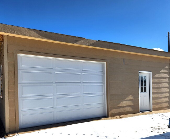 Building Photo - 2 BEDROOM 1 BATH LUXURY & GARAGE+WORKSHOP-...