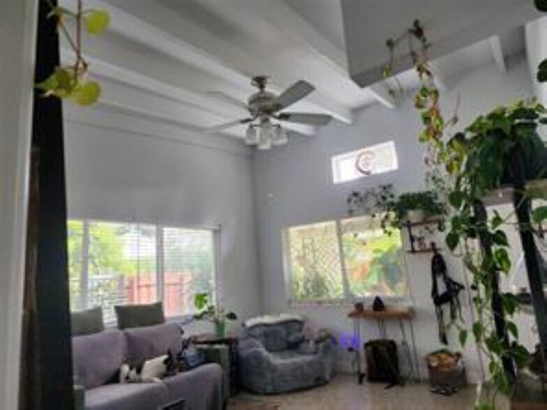 Building Photo - 1313 NE 16th Ter