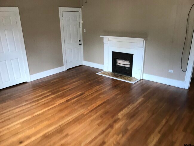 Building Photo - 208 W Phillips St