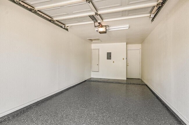 Building Photo - 803 Valley View Dr