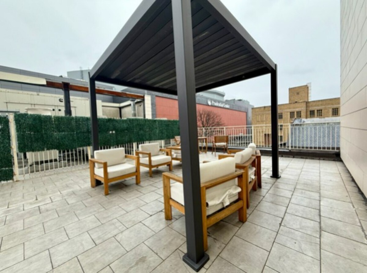 Building Photo - Open & Airy Luxury Studios