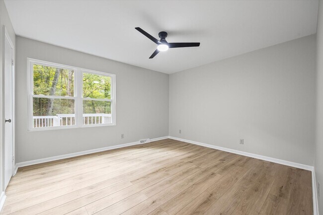 Building Photo - Beautifully updated and freshly painted 3-...