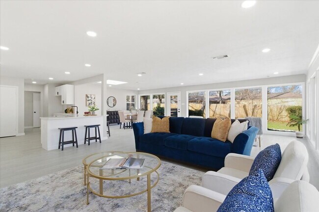 Building Photo - "Spacious 3-Bed, 2-Bath Gem with 2,155 Sq. Ft. on University Drive in Arlington, TX!"