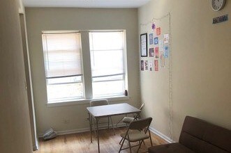 Living - 2905 W Shakespeare Ave