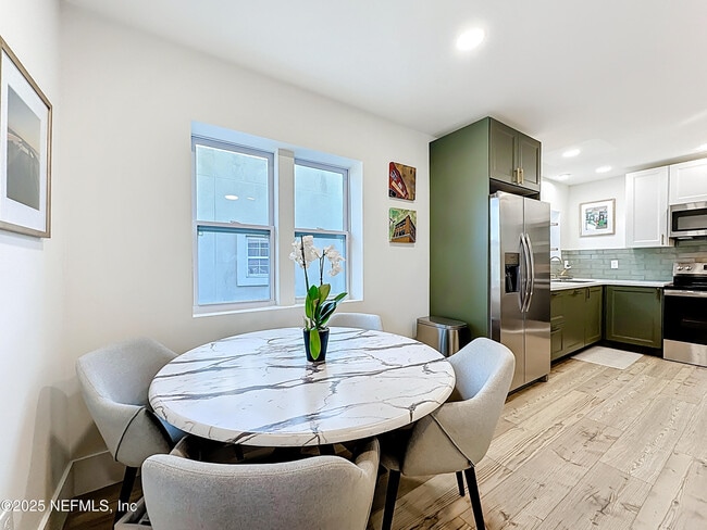 Building Photo - 912 St Johns Ave