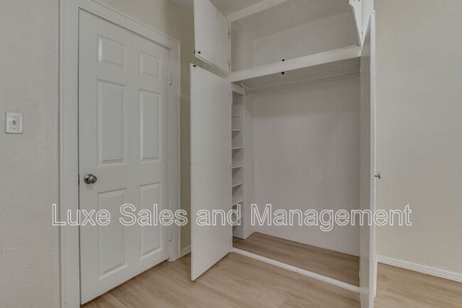 Building Photo - 905 E Rogers St