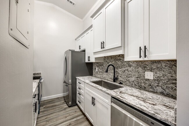 Building Photo - Beautifully remodeled one bedroom, one bath in Lake Wylie Woods!