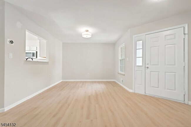 Building Photo - 703 Porter Way W