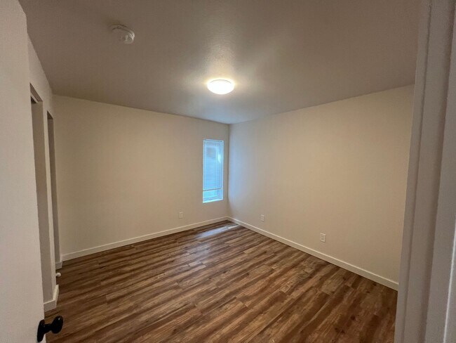 Building Photo - Newly Remodeled! Close to CWU 4 Rooms !!