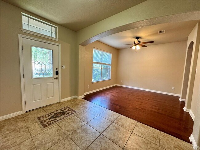 Building Photo - 205 Saddle Ridge Dr