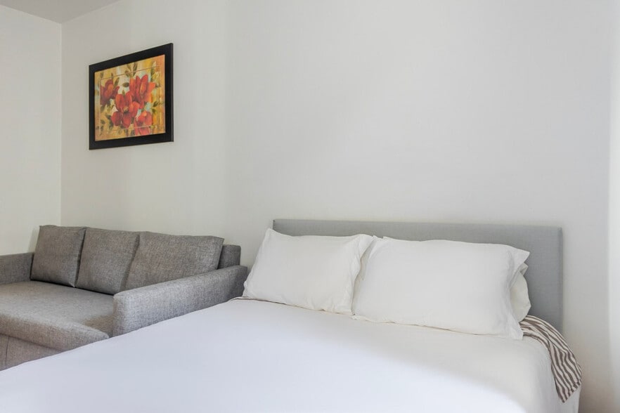 Building Photo - 318 E 80th St