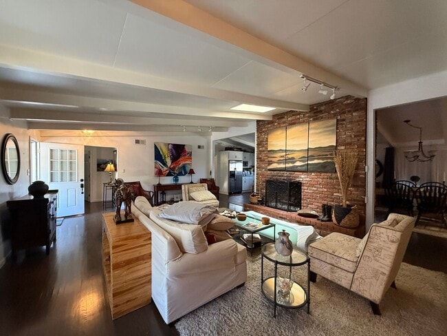 Building Photo - Stunning Fully Furnished 3 Bed-3 Bath Home with Den - Over 2300 Sq Ft.