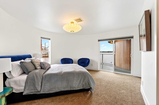 Building Photo - 3307 NE Marine Dr