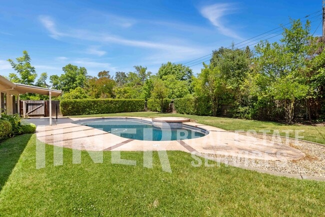 Building Photo - 5541 Ivanhoe Way