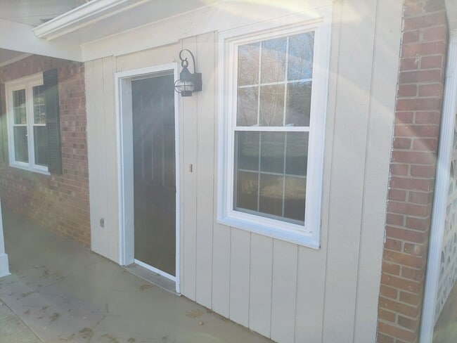 Building Photo - Ranch Home with In-Law Suite