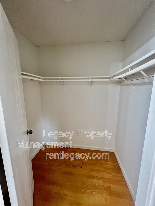 Building Photo - 827 Crested Dr