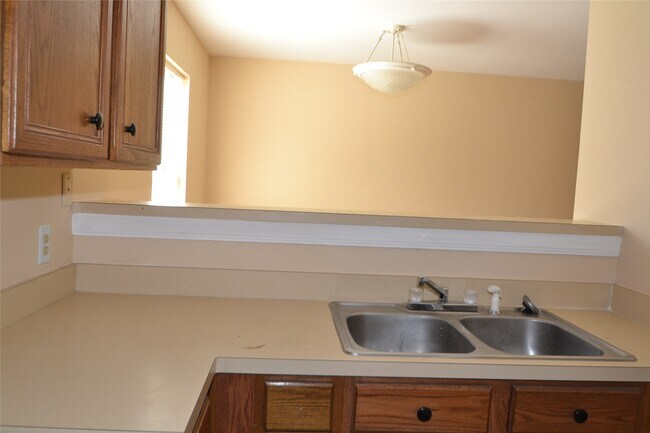 Building Photo - 304 Dell Ct