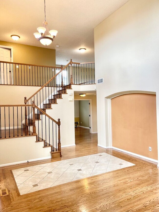 Building Photo - Large Clean Home in Aurora