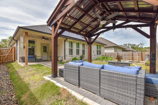 Building Photo - Available! Gorgeous 3 Bedroom 2 Bath in Tyler!