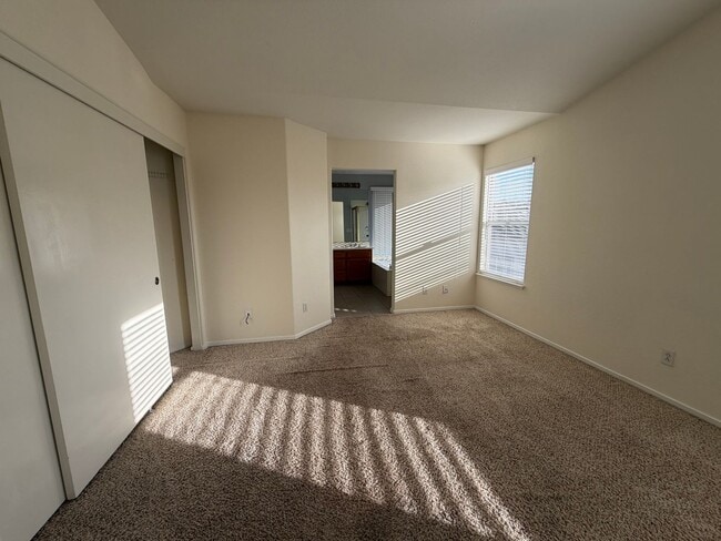 Building Photo - Welcome to this stunning 4 bedroom 2.5 bathroom home located in Hayward