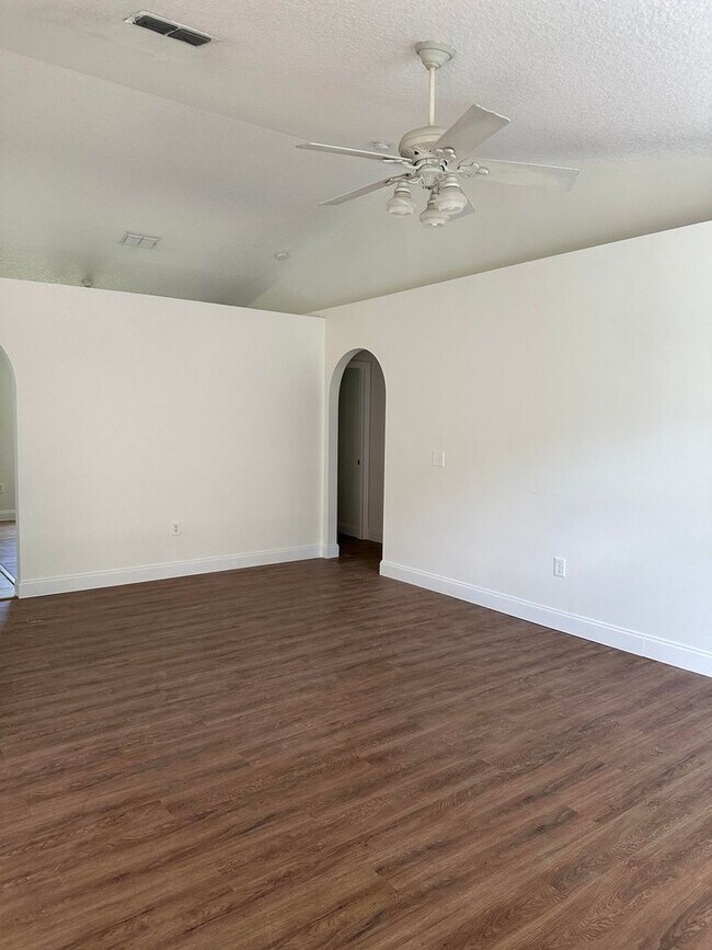Building Photo - Compass Pointe