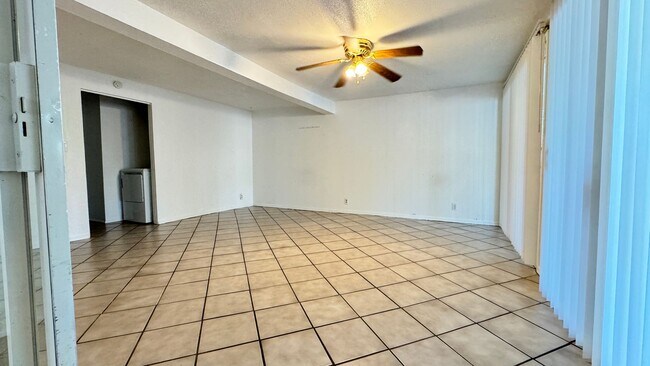 Building Photo - Eastside (Kolb and Stella) 5 bedroom house with a pool and large yard!