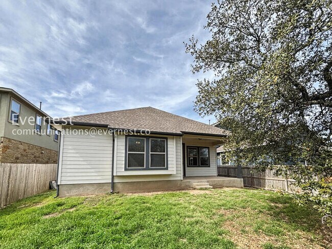 Building Photo - 3 Bed, 2 Bath Home with Fenced Yard & Garage / Pet-Friendly / Available Now!