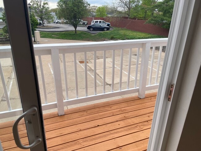 Building Photo - Beautiful 2 Bed, 1.5 Bath Townhome on the Edge of the Desirable Hill Neighborhood Available for Rent